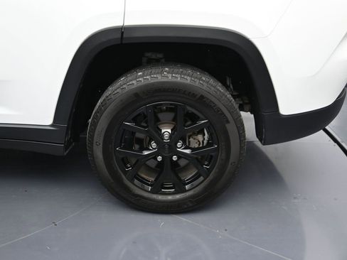 Certified 2024 Jeep Grand Cherokee Altitude image 9