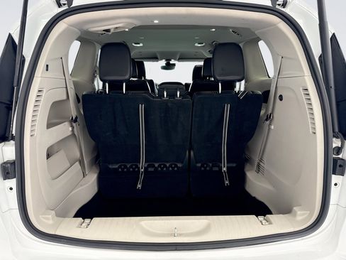 Used 2023 Chrysler Pacifica Touring-L FWD image 23