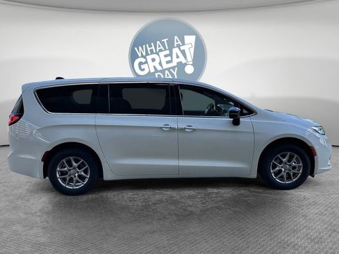 New 2026 Chrysler Pacifica Select FWD image 2