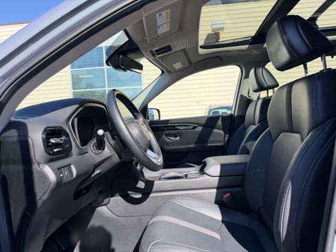 Certified 2025 Honda Pilot Touring image 14