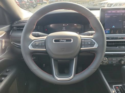 Used 2025 Jeep Compass Trailhawk w/ Trailhawk Elite Group AWD/4WD image 19
