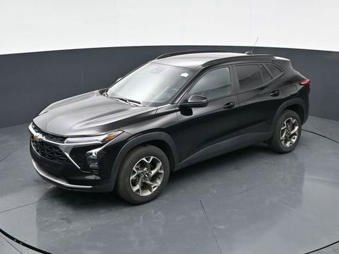 Used 2025 Chevrolet Trax LT w/ LT Convenience Package FWD image 27