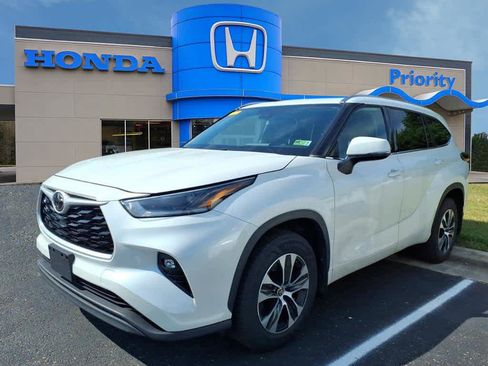Used 2021 Toyota Highlander XLE AWD/4WD image 1