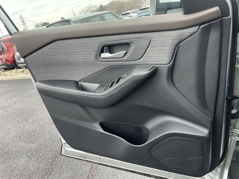 Used 2023 Nissan Rogue SV image 18