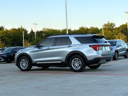 Used 2025 Ford Explorer Active w/ Active Comfort Package RWD image 4