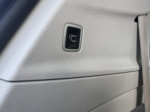 Used 2024 Chrysler Pacifica Touring-L image 12