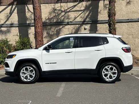 Used 2024 Jeep Compass Latitude AWD/4WD image 6