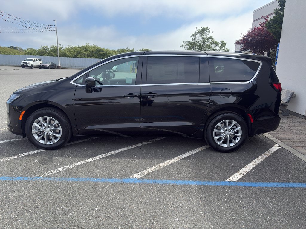 New 2027 Chrysler Pacifica Select w/ Family Tech Group AWD/4WD image 3