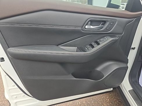 Used 2023 Nissan Rogue SL w/ SL Premium Package image 11