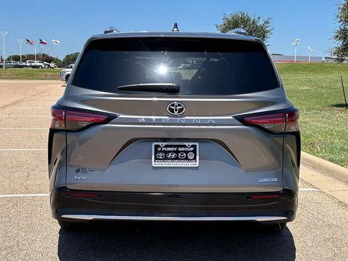 Used 2026 Toyota Sienna Limited FWD image 6