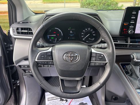 Used 2024 Toyota Sienna XLE image 24