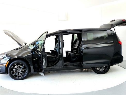 Used 2023 Chrysler Pacifica Limited w/ Uconnect Theater Family Group AWD/4WD image 10