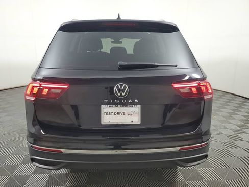Used 2023 Volkswagen Tiguan SE w/ Panoramic Sunroof Package FWD image 5