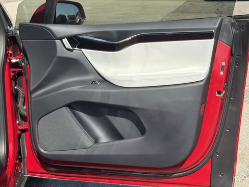 Used 2018 Tesla Model X 75D image 28