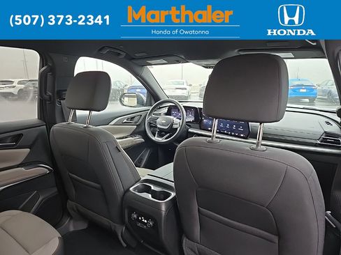 Used 2025 Chevrolet Traverse LT image 18