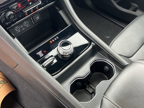 Used 2024 Jeep Grand Cherokee Limited w/ Black Appearance Package image 22