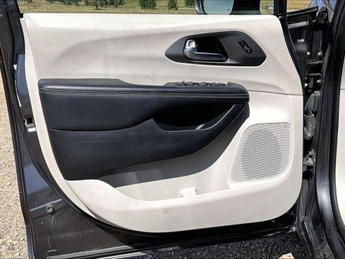 Used 2023 Chrysler Pacifica Touring-L FWD image 19