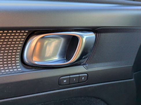 Used 2020 Volvo XC40 T4 R-Design image 31