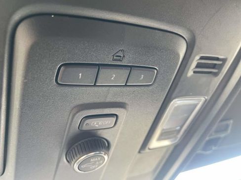 Used 2024 GMC Yukon SLT AWD/4WD image 17