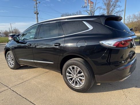 Used 2023 Buick Enclave Essence image 5