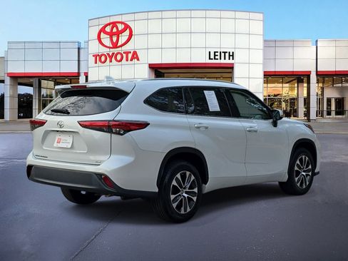 Used 2022 Toyota Highlander XLE image 5
