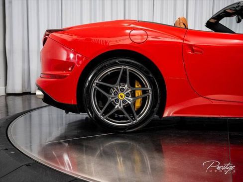 Used 2016 Ferrari California T RWD image 21