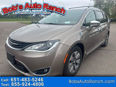 Used 2018 Chrysler Pacifica Limited w/ Advanced Safetytec Group FWD image 1