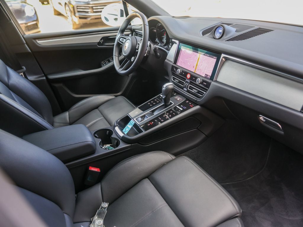 Certified 2026 Porsche Macan AWD/4WD image 37