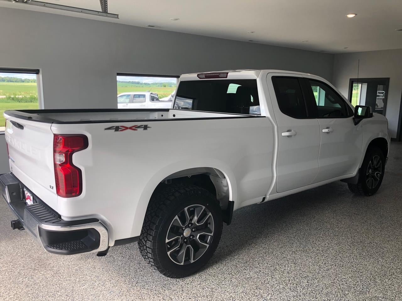 Used 2023 Chevrolet Silverado 1500 LT AWD/4WD image 4