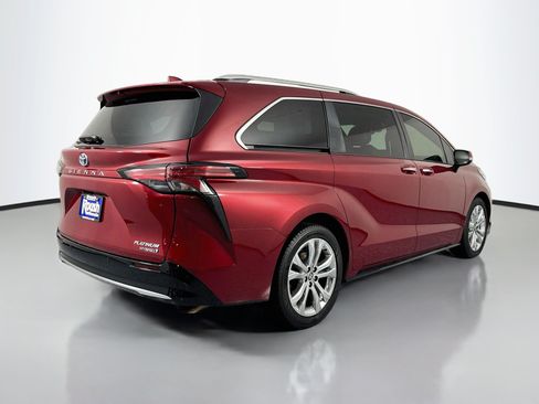 Used 2022 Toyota Sienna Platinum FWD image 5