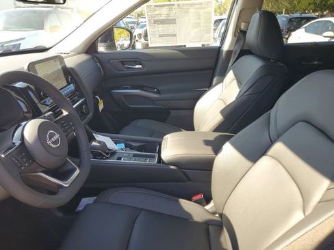 New 2025 Nissan Pathfinder SL image 8