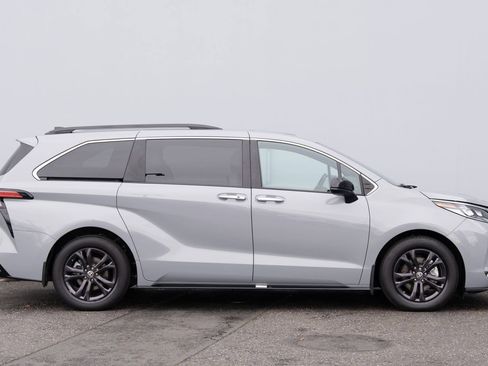 Used 2024 Toyota Sienna XSE image 37