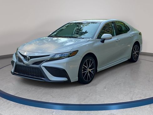 Used 2024 Toyota Camry SE FWD image 1