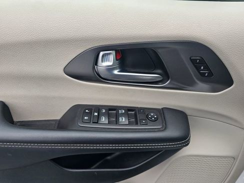 Used 2023 Chrysler Pacifica Touring-L FWD image 30