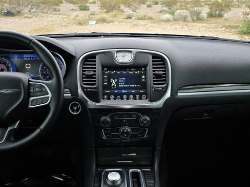 Used 2017 Chrysler 300 Limited w/ Driver Convenience Group image 8