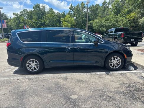 Used 2023 Chrysler Pacifica Touring-L FWD image 3