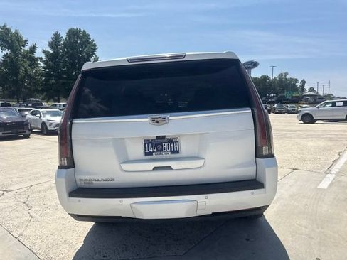 Used 2019 Cadillac Escalade Luxury AWD/4WD image 16