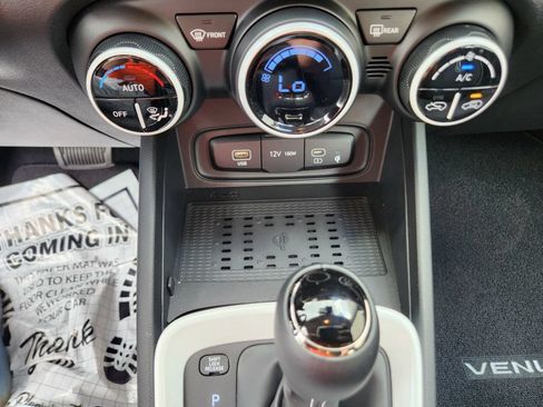 Used 2025 Hyundai Venue Limited FWD image 12