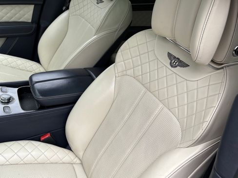 Used 2019 Bentley Bentayga AWD/4WD image 36