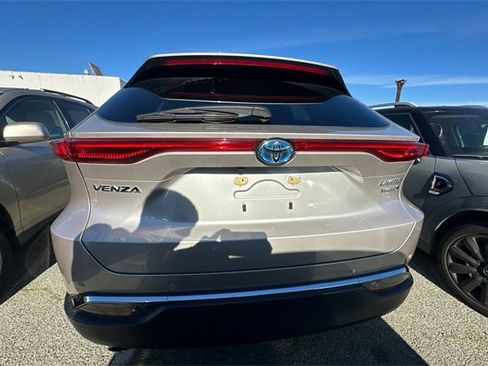 Used 2021 Toyota Venza Limited image 4