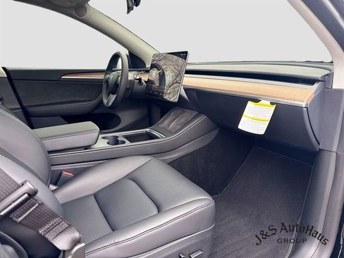 Used 2023 Tesla Model Y Performance image 32
