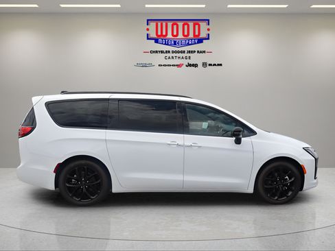 New 2027 Chrysler Pacifica Limited FWD image 2