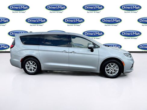 Used 2023 Chrysler Pacifica Touring-L FWD image 8