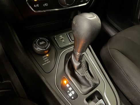 Used 2019 Jeep Cherokee Latitude w/ Popular Appearance Group image 17