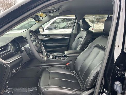 Certified 2023 Jeep Grand Cherokee Limited w/ Black Appearance Package image 12