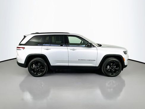 Used 2025 Jeep Grand Cherokee Altitude AWD/4WD image 8
