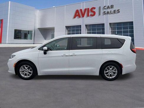 Used 2023 Chrysler Pacifica Touring-L image 10