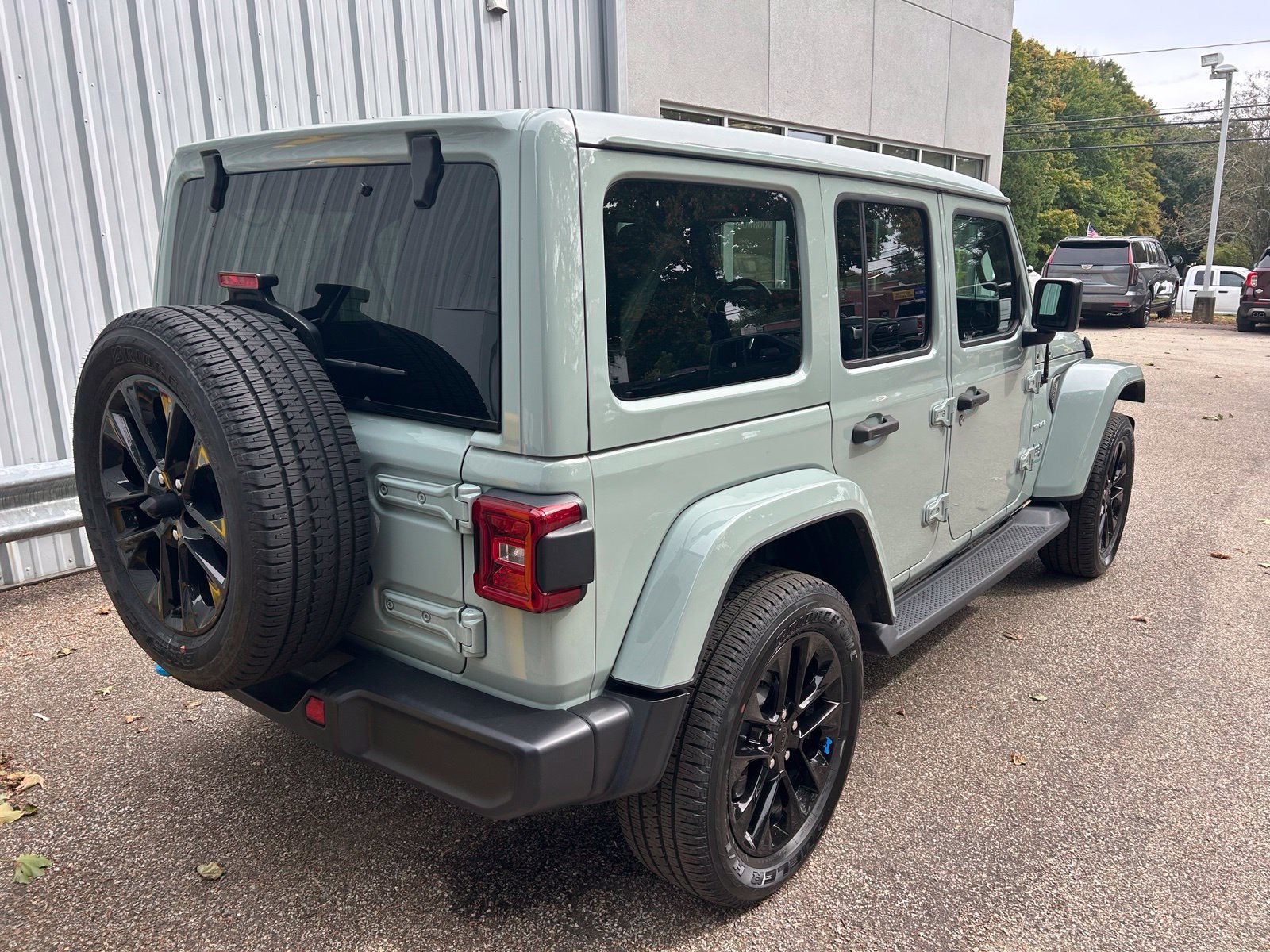 Used 2023 Jeep Wrangler Unlimited Sahara w/ Cold Weather Group AWD/4WD image 5