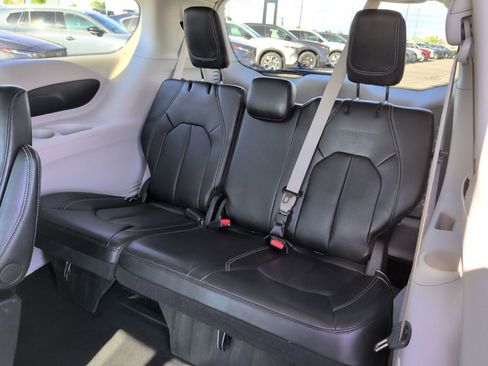 Used 2024 Chrysler Pacifica Touring-L FWD image 11