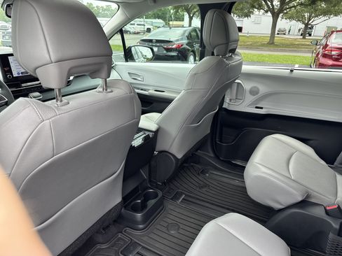 Used 2025 Toyota Sienna XLE FWD image 25